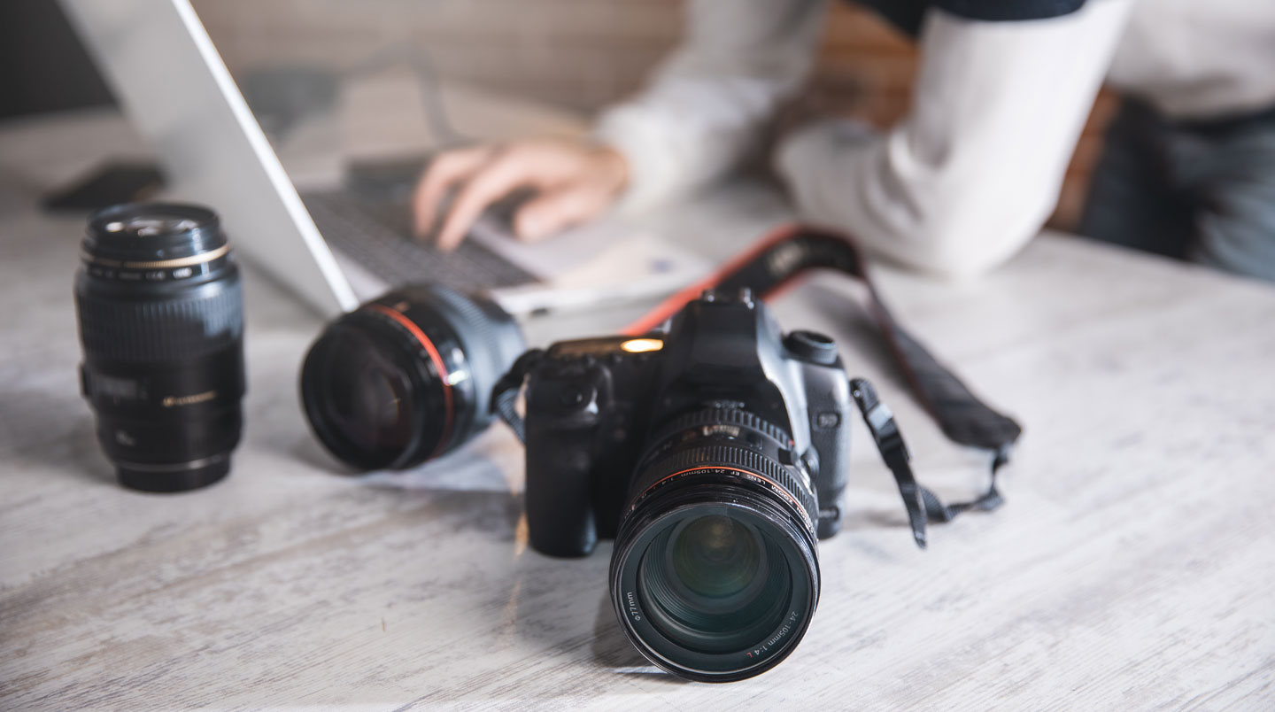 Gros plan macro sur un capteur CMOS plein format professionnel visible à travers la monture optique d'une caméra cinéma, avec contacts électroniques et surface réfléchissante